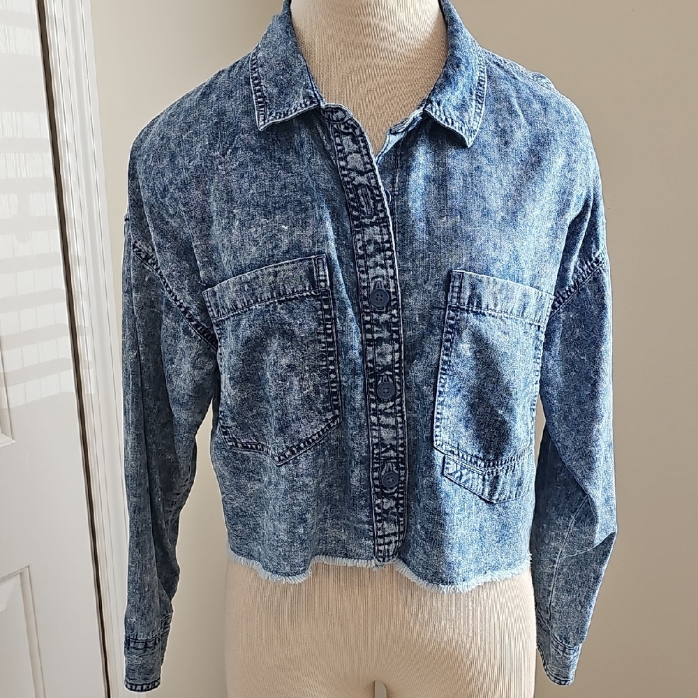 American Eagle Washed Denim Blue Cropped‎ Jacket. Size Meduim